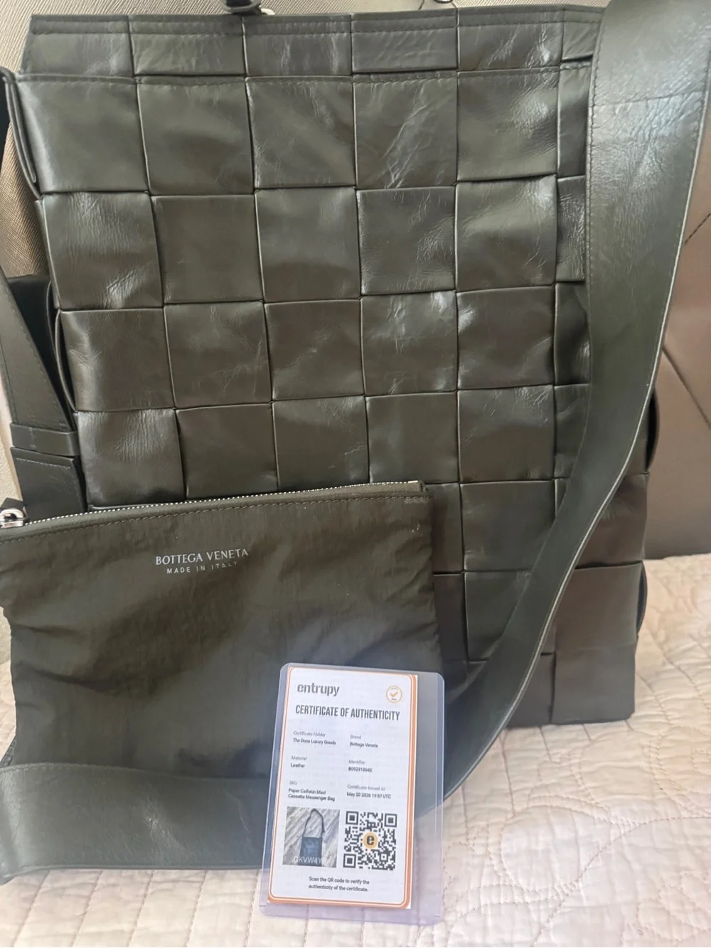 Bottega Veneta Men’s Intrecciato Woven Leather Crossbody Bag in Dark Green